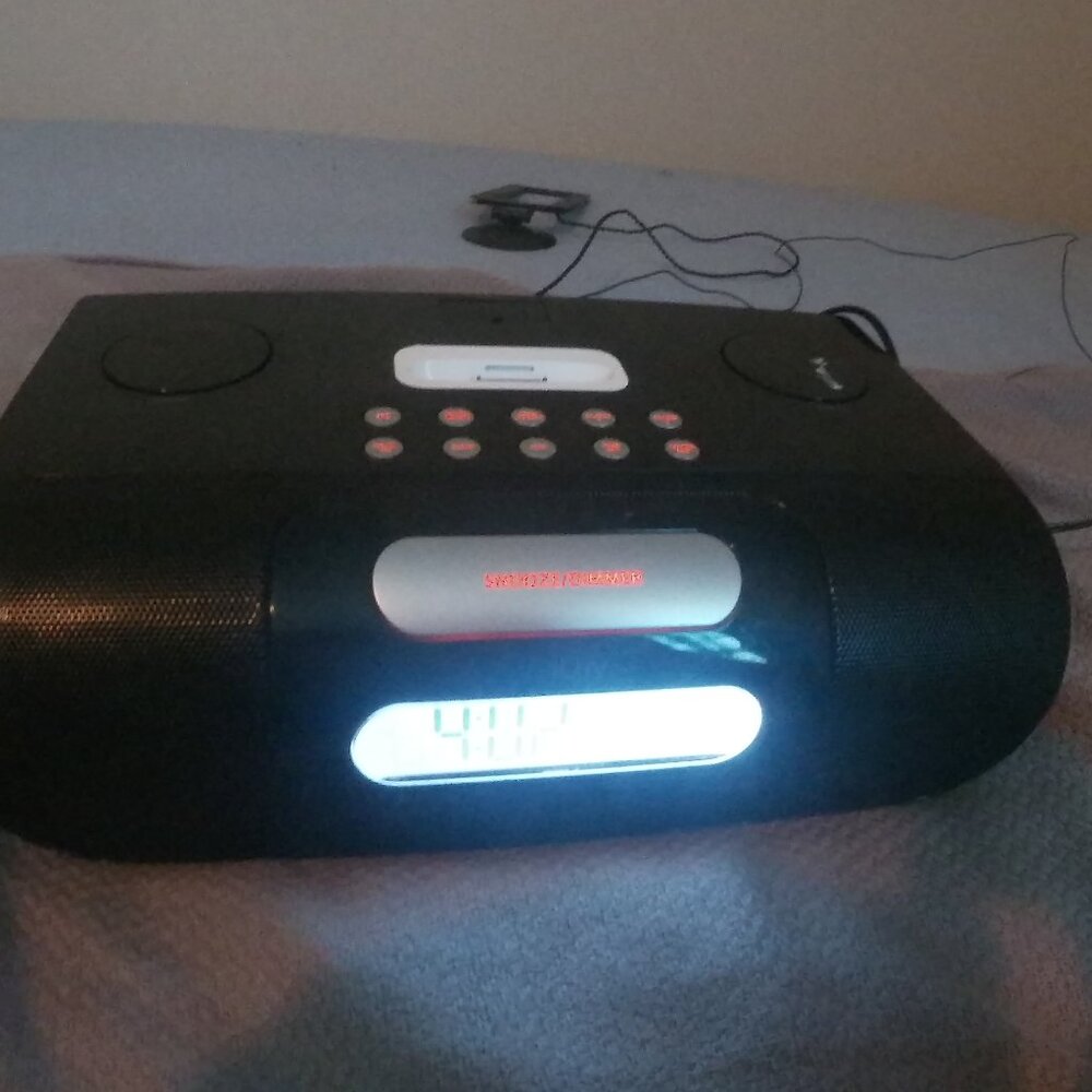 iLuv Clock Radio with iPod Dock i177BLK